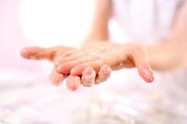 冬季如何治療手腳脫皮現(xiàn)象 冬季如何治療手腳脫皮現(xiàn)象