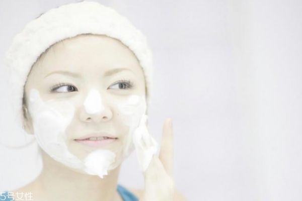 白醋跟洗面奶哪個(gè)先用 白醋和洗面奶使用順序 白醋跟洗面奶哪個(gè)先用 白醋和洗面奶使用順序