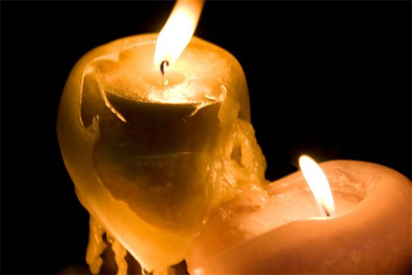 衣服上的蠟燭油怎么去除 采取局部加熱 衣服上的蠟燭油怎么去除 采取局部加熱