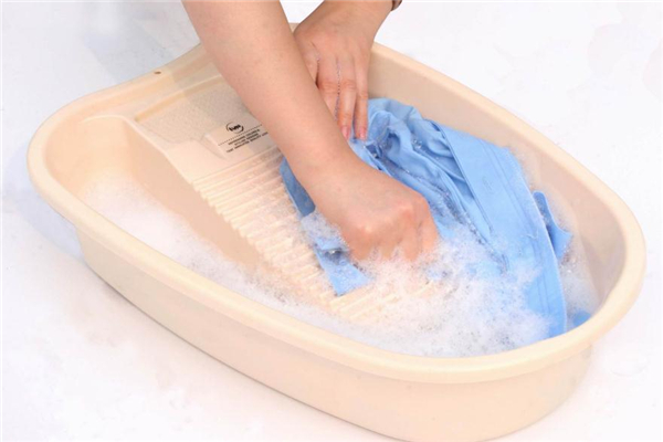 衣服上的蠟燭油怎么去除 采取局部加熱 衣服上的蠟燭油怎么去除 采取局部加熱