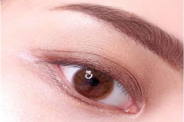 雙色眼影怎么畫(huà) 教你雙色眼影畫(huà)法