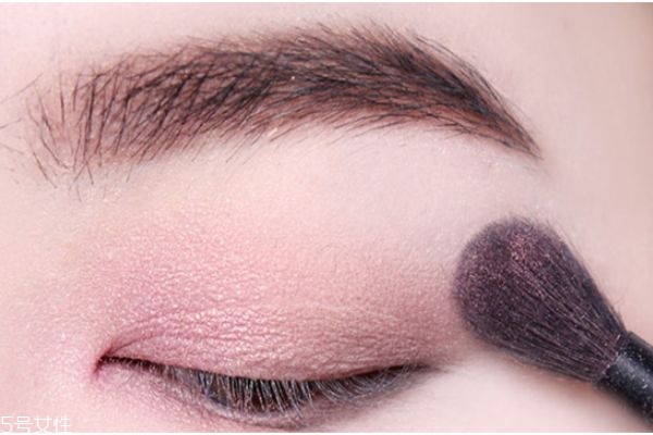 雙色眼影棒要怎么用 雙色眼影棒畫法步驟 雙色眼影棒要怎么用 雙色眼影棒畫法步驟