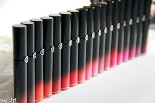 阿瑪尼黑管唇釉真假如何辨別 阿瑪尼黑管唇釉真假鑒別圖 阿瑪尼黑管唇釉真假如何辨別 阿瑪尼黑管唇釉真假鑒別圖