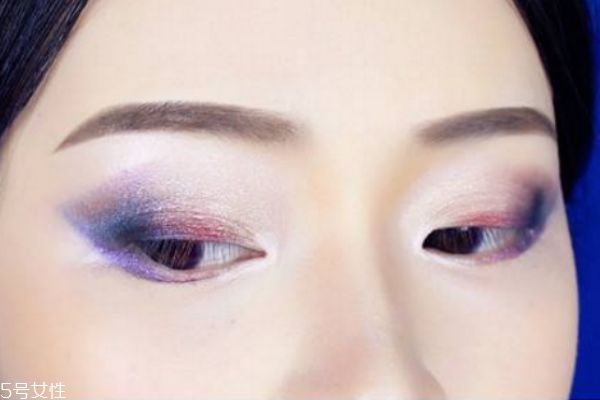 藍(lán)紫色眼影畫(huà)法 藍(lán)紫色日常眼影畫(huà)法 藍(lán)紫色眼影畫(huà)法 藍(lán)紫色日常眼影畫(huà)法