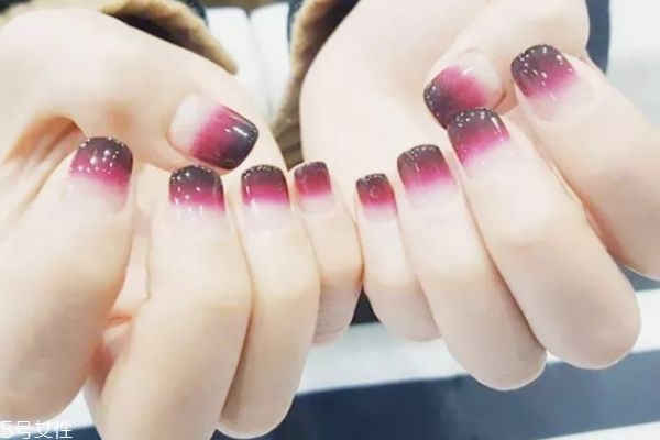 雙色漸變美甲的做法 雙色漸變美甲圖片大全 雙色漸變美甲的做法 雙色漸變美甲圖片大全