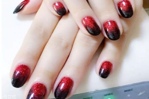 雙色漸變美甲的做法 雙色漸變美甲圖片大全 雙色漸變美甲的做法 雙色漸變美甲圖片大全