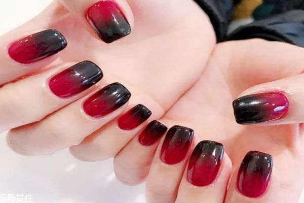 雙色漸變美甲的做法 雙色漸變美甲圖片大全 雙色漸變美甲的做法 雙色漸變美甲圖片大全
