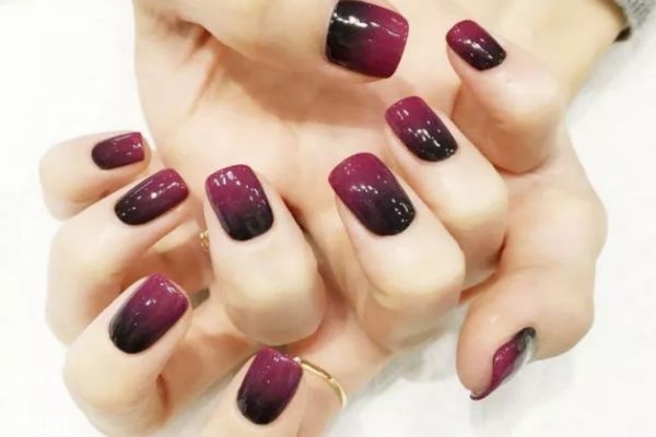 雙色漸變美甲的做法 雙色漸變美甲圖片大全 雙色漸變美甲的做法 雙色漸變美甲圖片大全