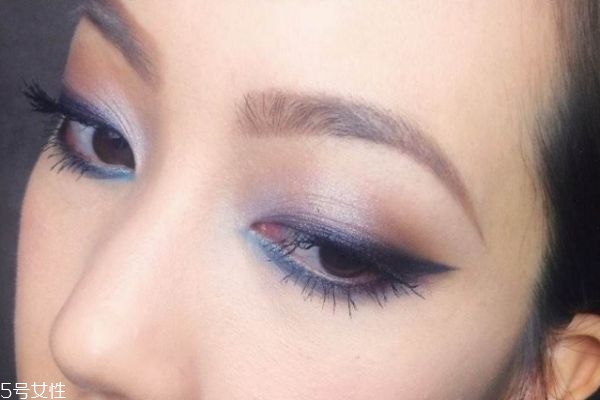 藍(lán)紫色眼影畫(huà)法 藍(lán)紫色日常眼影畫(huà)法 藍(lán)紫色眼影畫(huà)法 藍(lán)紫色日常眼影畫(huà)法