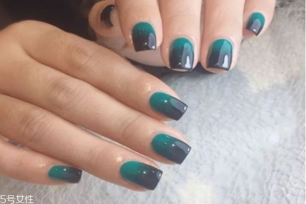 雙色漸變美甲的做法 雙色漸變美甲圖片大全 雙色漸變美甲的做法 雙色漸變美甲圖片大全
