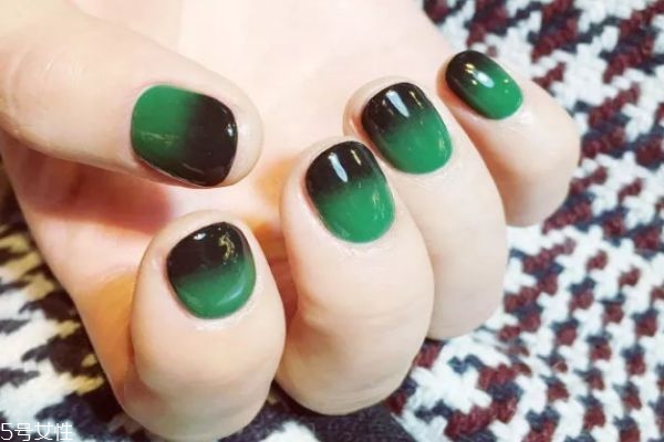 雙色漸變美甲的做法 雙色漸變美甲圖片大全 雙色漸變美甲的做法 雙色漸變美甲圖片大全