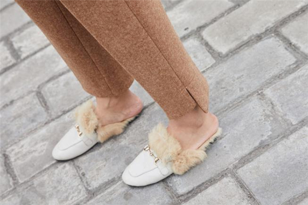 毛呢褲子可以熨燙嗎 記得墊上濕布 毛呢褲子可以熨燙嗎 記得墊上濕布