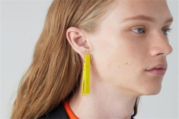 衣夾耳環(huán)是什么牌子 看不懂的時(shí)尚 衣夾耳環(huán)是什么牌子 看不懂的時(shí)尚