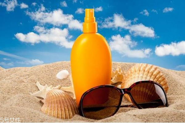 防曬霜要避開眼周嗎 防曬霜涂在眼周要注意 防曬霜要避開眼周嗎 防曬霜涂在眼周要注意