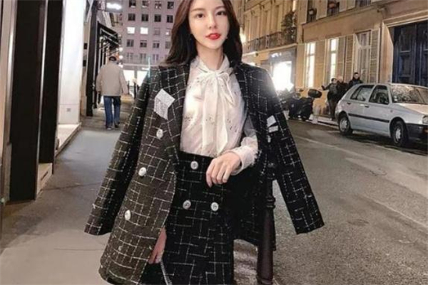 小香風(fēng)外套適合多大年齡 優(yōu)雅美麗的象征 小香風(fēng)外套適合多大年齡 優(yōu)雅美麗的象征