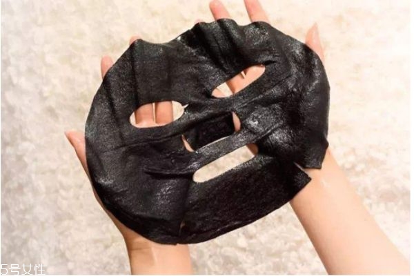 黑面膜和白面膜有什么區(qū)別 黑膜和白膜的區(qū)別 黑面膜和白面膜有什么區(qū)別 黑膜和白膜的區(qū)別