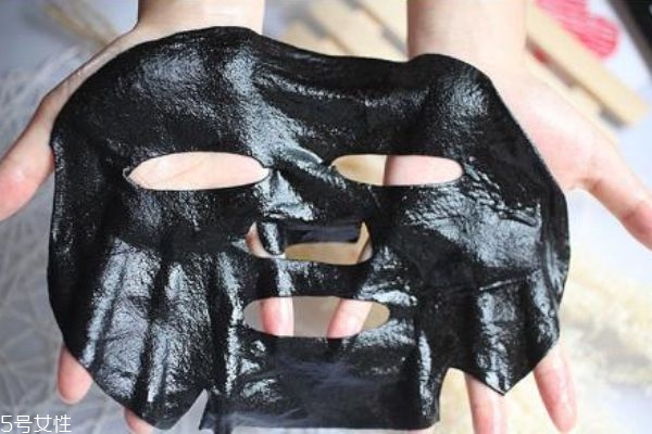 黑面膜和白面膜有什么區(qū)別 黑膜和白膜的區(qū)別 黑面膜和白面膜有什么區(qū)別 黑膜和白膜的區(qū)別