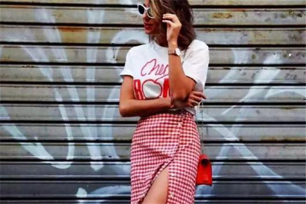 格紋半身裙配什么上衣 輕松穿出時(shí)髦感 格紋半身裙配什么上衣 輕松穿出時(shí)髦感