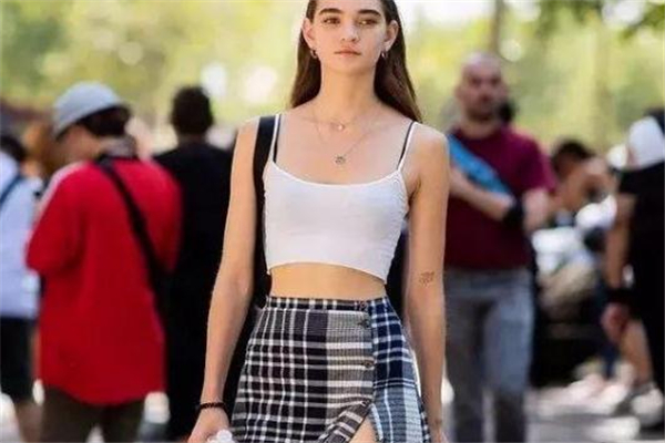 格紋半身裙配什么上衣 輕松穿出時(shí)髦感 格紋半身裙配什么上衣 輕松穿出時(shí)髦感