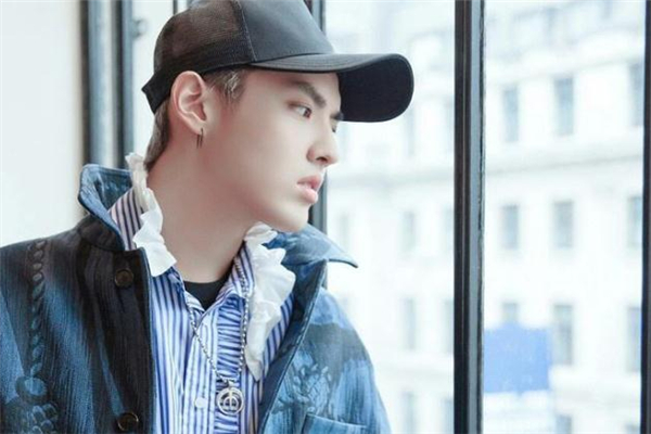 黑色棒球帽搭配什么顏色上衣 棒球帽怎么戴不會(huì)掉