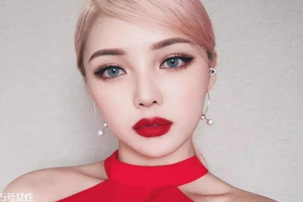 特殊化妝技巧有哪些 化妝實(shí)用小技巧 特殊化妝技巧有哪些 化妝實(shí)用小技巧