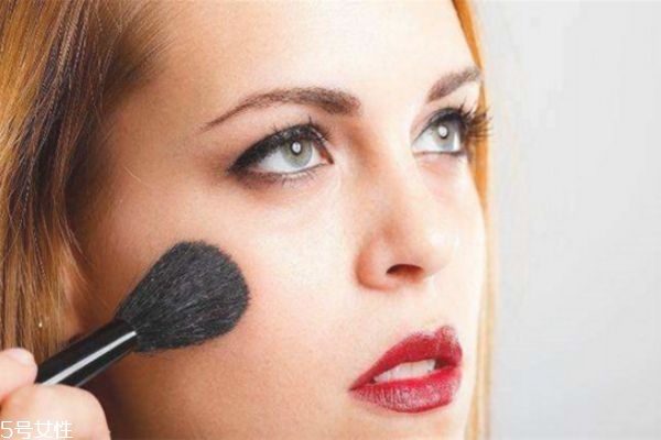 特殊化妝技巧有哪些 化妝實(shí)用小技巧 特殊化妝技巧有哪些 化妝實(shí)用小技巧