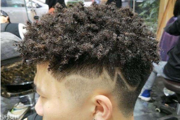 黑人燙是怎么搞出來(lái)的 類(lèi)似臟辮的燙發(fā) 黑人燙是怎么搞出來(lái)的 類(lèi)似臟辮的燙發(fā)