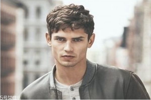 男生臉大適合什么發(fā)型 頭大臉大男生發(fā)型圖片 男生臉大適合什么發(fā)型 頭大臉大男生發(fā)型圖片