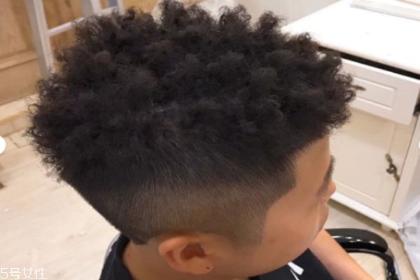 黑人燙是怎么搞出來(lái)的 類(lèi)似臟辮的燙發(fā) 黑人燙是怎么搞出來(lái)的 類(lèi)似臟辮的燙發(fā)