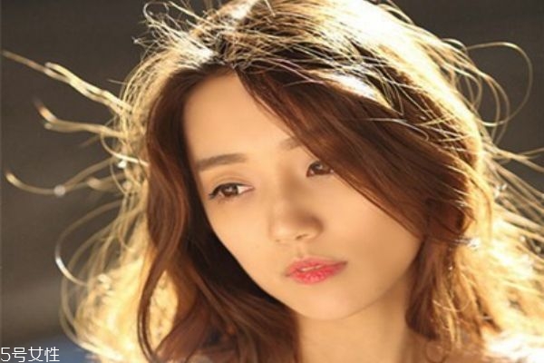 黃皮膚適合染什么顏色 皮膚黃染什么顏色顯白 黃皮膚適合染什么顏色 皮膚黃染什么顏色顯白