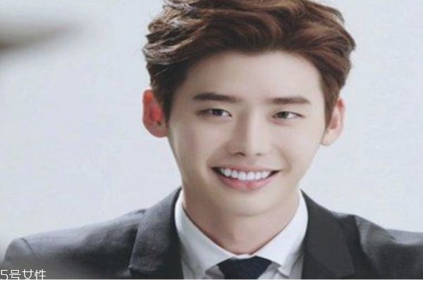 男生臉大適合什么發(fā)型 頭大臉大男生發(fā)型圖片 男生臉大適合什么發(fā)型 頭大臉大男生發(fā)型圖片