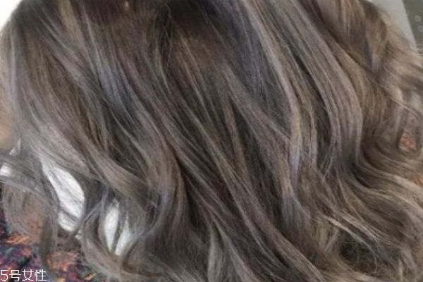 黃皮膚適合染什么顏色 皮膚黃染什么顏色顯白 黃皮膚適合染什么顏色 皮膚黃染什么顏色顯白