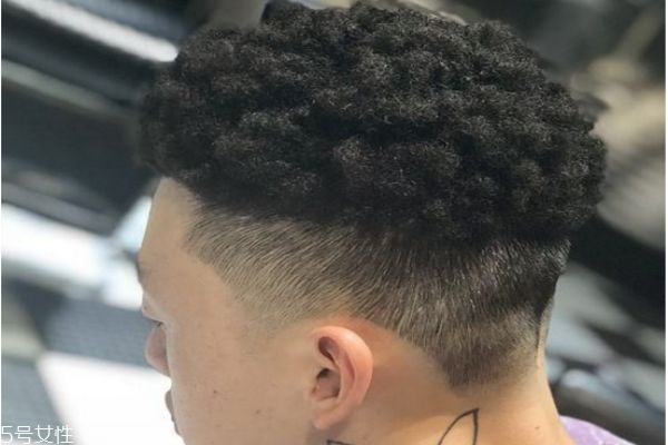 黑人燙是怎么搞出來(lái)的 類(lèi)似臟辮的燙發(fā) 黑人燙是怎么搞出來(lái)的 類(lèi)似臟辮的燙發(fā)