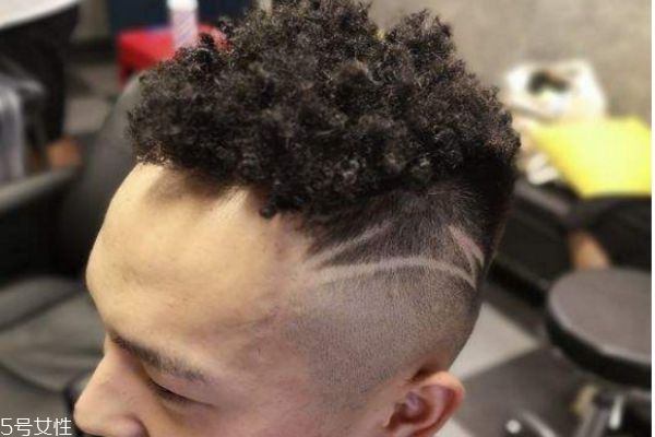 黑人燙是怎么搞出來(lái)的 類(lèi)似臟辮的燙發(fā) 黑人燙是怎么搞出來(lái)的 類(lèi)似臟辮的燙發(fā)