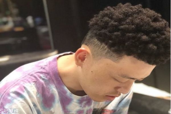 黑人燙是怎么搞出來(lái)的 類(lèi)似臟辮的燙發(fā) 黑人燙是怎么搞出來(lái)的 類(lèi)似臟辮的燙發(fā)