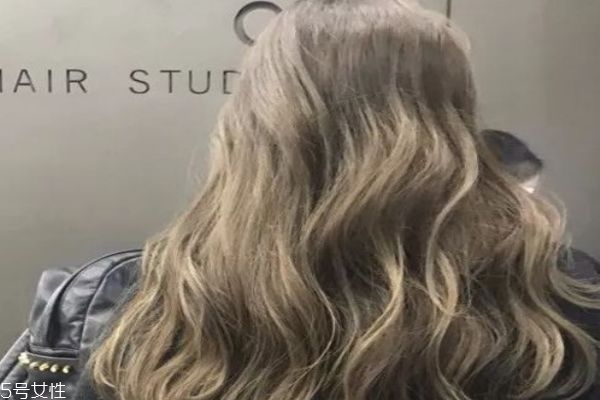 黃皮膚適合染什么顏色 皮膚黃染什么顏色顯白 黃皮膚適合染什么顏色 皮膚黃染什么顏色顯白