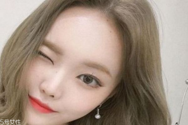 黃皮膚適合染什么顏色 皮膚黃染什么顏色顯白 黃皮膚適合染什么顏色 皮膚黃染什么顏色顯白