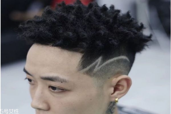 黑人燙是怎么搞出來(lái)的 類(lèi)似臟辮的燙發(fā) 黑人燙是怎么搞出來(lái)的 類(lèi)似臟辮的燙發(fā)