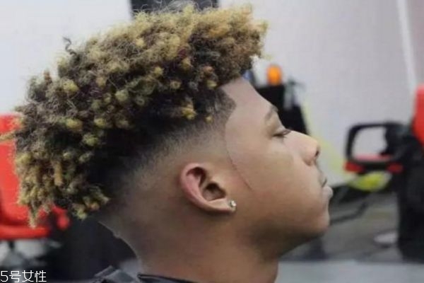 黑人燙是怎么搞出來(lái)的 類(lèi)似臟辮的燙發(fā) 黑人燙是怎么搞出來(lái)的 類(lèi)似臟辮的燙發(fā)