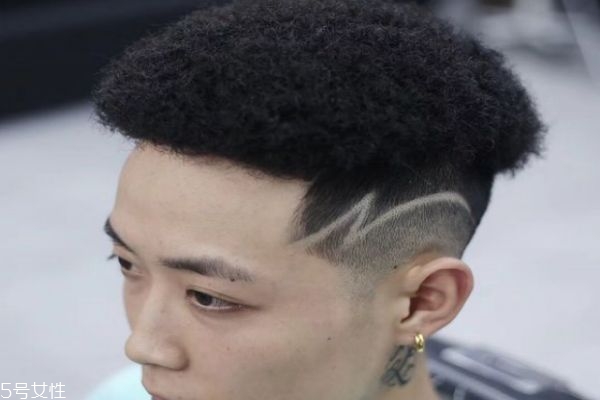 黑人燙是怎么搞出來(lái)的 類(lèi)似臟辮的燙發(fā) 黑人燙是怎么搞出來(lái)的 類(lèi)似臟辮的燙發(fā)