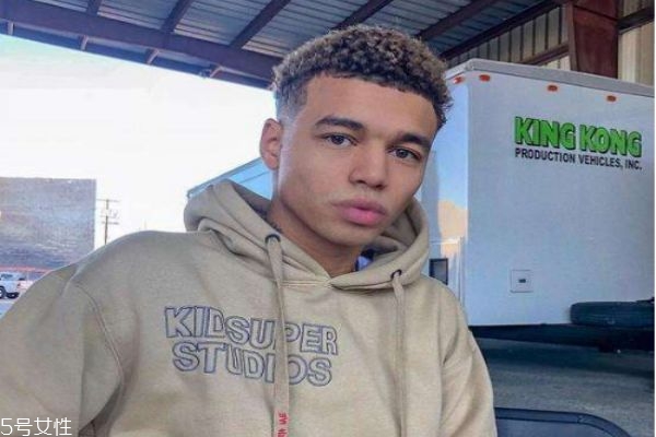 黑人燙是怎么搞出來(lái)的 類(lèi)似臟辮的燙發(fā) 黑人燙是怎么搞出來(lái)的 類(lèi)似臟辮的燙發(fā)