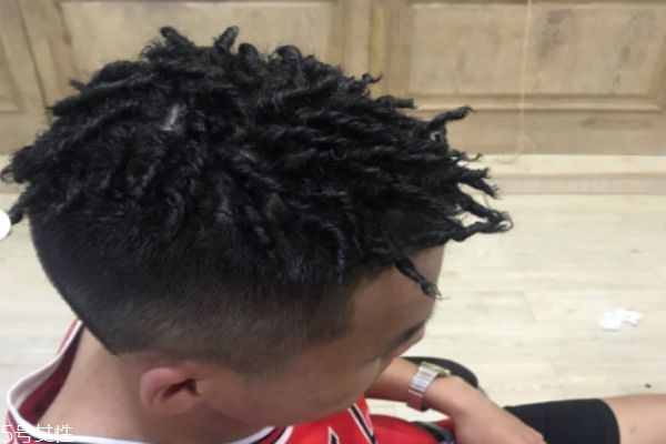 黑人燙是怎么搞出來(lái)的 類(lèi)似臟辮的燙發(fā) 黑人燙是怎么搞出來(lái)的 類(lèi)似臟辮的燙發(fā)