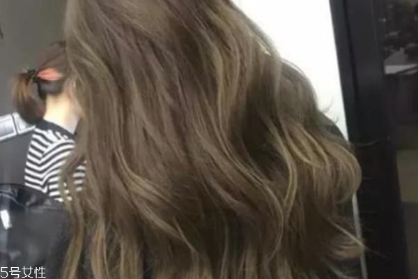 黃皮膚適合染什么顏色 皮膚黃染什么顏色顯白 黃皮膚適合染什么顏色 皮膚黃染什么顏色顯白