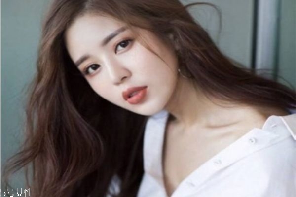 黃皮膚適合染什么顏色 皮膚黃染什么顏色顯白 黃皮膚適合染什么顏色 皮膚黃染什么顏色顯白