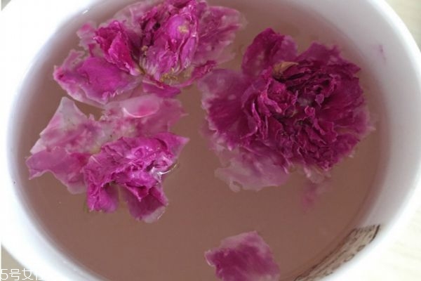 玫瑰花怎么泡茶比較好 玫瑰花泡水喝的9大禁忌 玫瑰花怎么泡茶比較好 玫瑰花泡水喝的9大禁忌