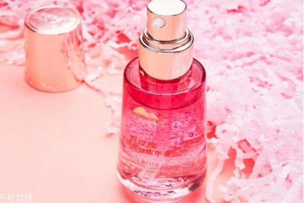 玫瑰純露和爽膚水的區(qū)別 在家自制玫瑰爽膚水 玫瑰純露和爽膚水的區(qū)別 在家自制玫瑰爽膚水