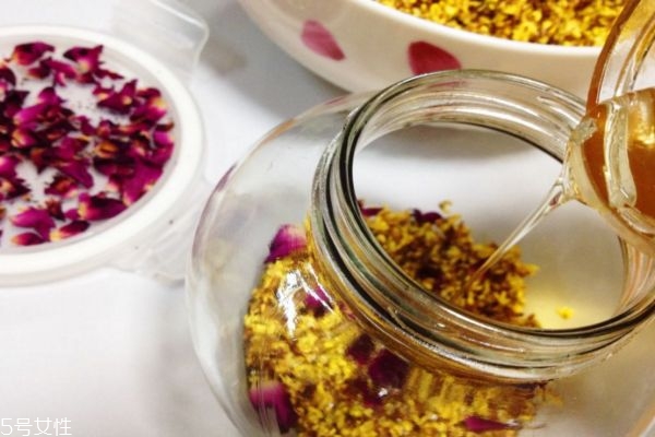 玫瑰水搭配什么喝好 長期喝玫瑰花泡水好嗎 玫瑰水搭配什么喝好 長期喝玫瑰花泡水好嗎