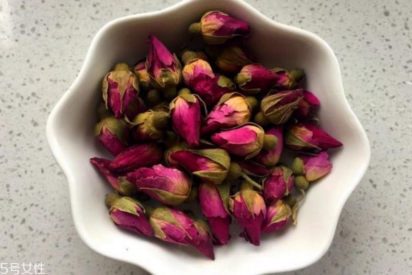 玫瑰水搭配什么喝好 長期喝玫瑰花泡水好嗎 玫瑰水搭配什么喝好 長期喝玫瑰花泡水好嗎