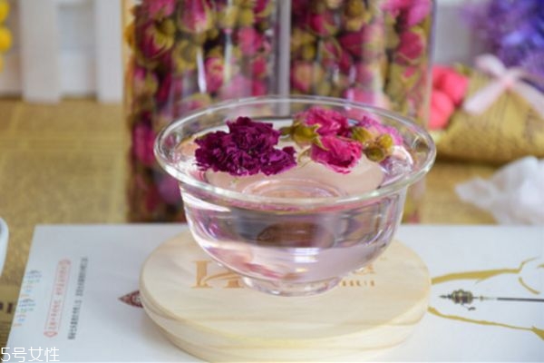 干玫瑰花泡水放幾顆 玫瑰花泡水一次放幾朵 干玫瑰花泡水放幾顆 玫瑰花泡水一次放幾朵