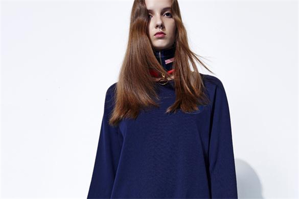 深藍(lán)色衣服配什么顏色好看 清爽又高級